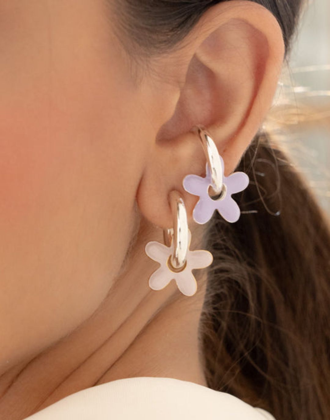 SET DE 2 ARETES + EARCUFF FLORES SILVER