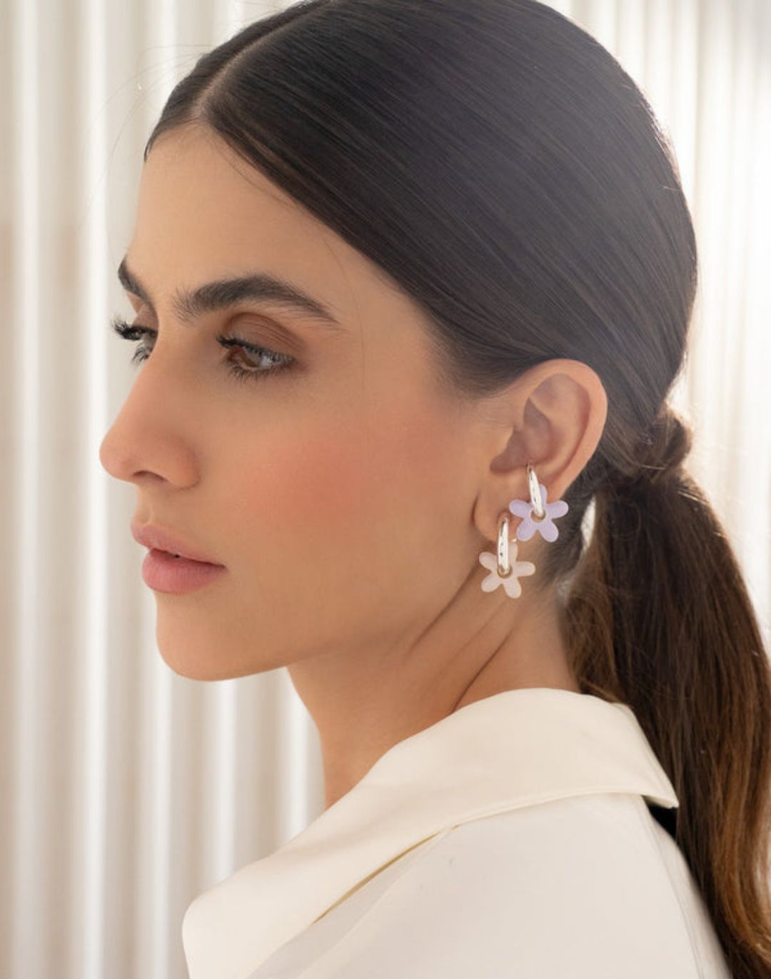 SET DE 2 ARETES + EARCUFF FLORES SILVER