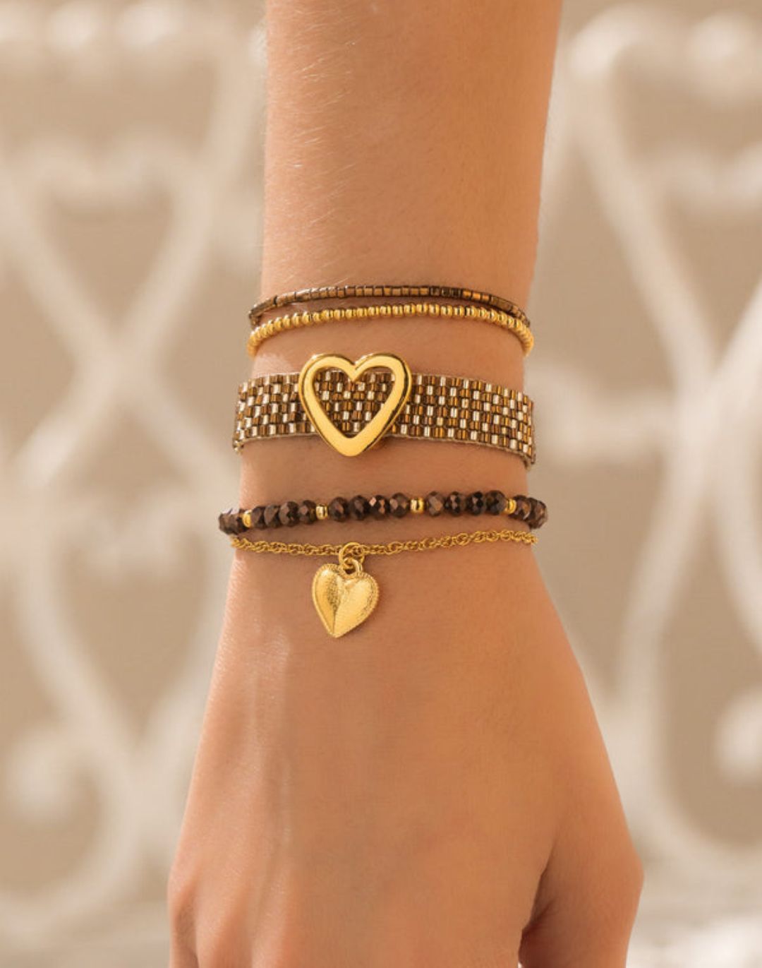 SET DE 5 PULSERAS TEJIDA CORAZÓN + ARETES SORPRESA