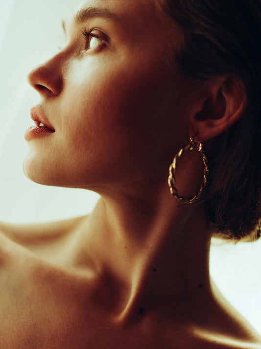 2 cremas para el cuello que realmente alisan las líneas de expresión y mejoran la textura arrugada.