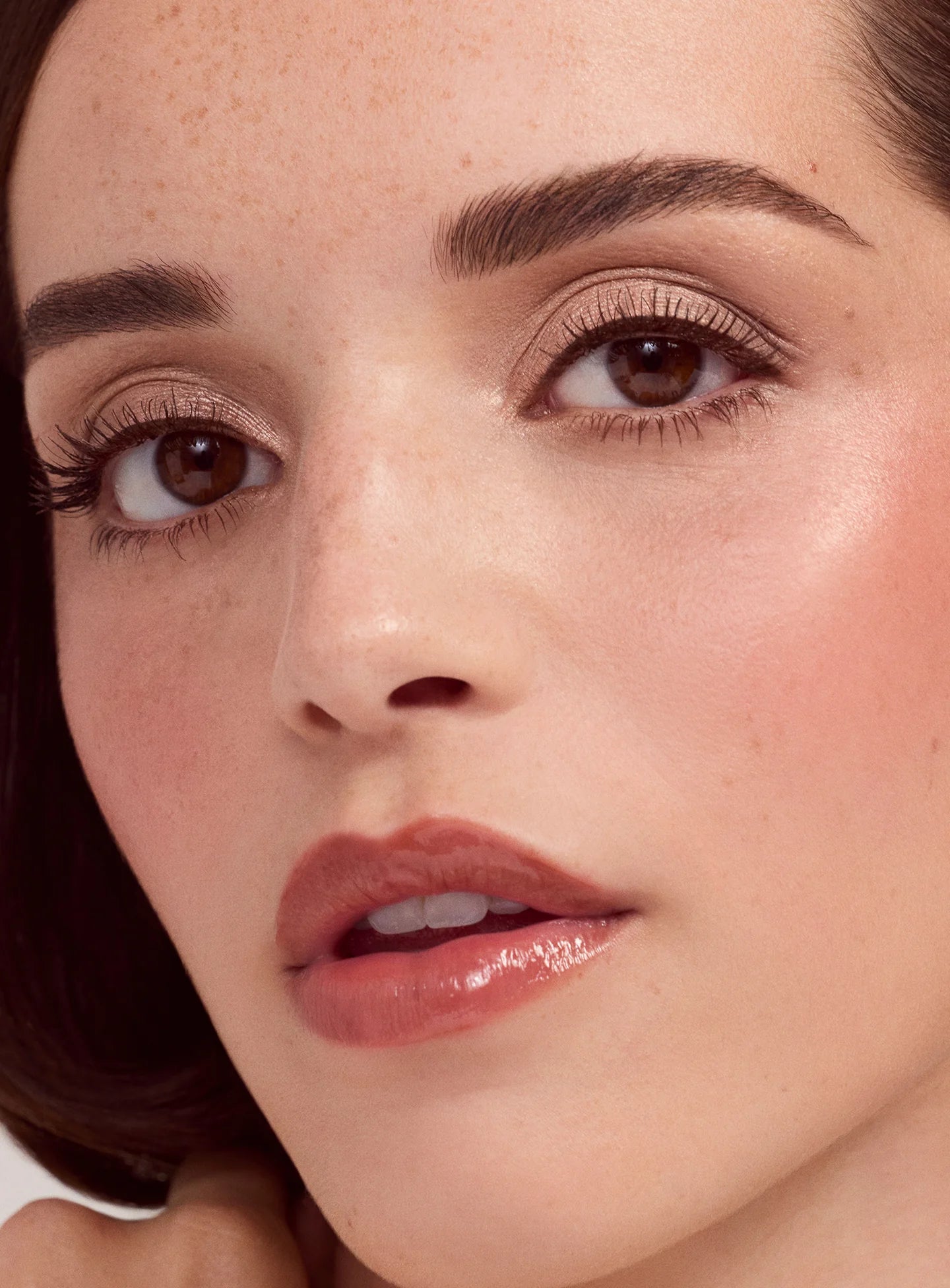 RARE BEAUTY | PALETA DE SOMBRAS NEUTRAS