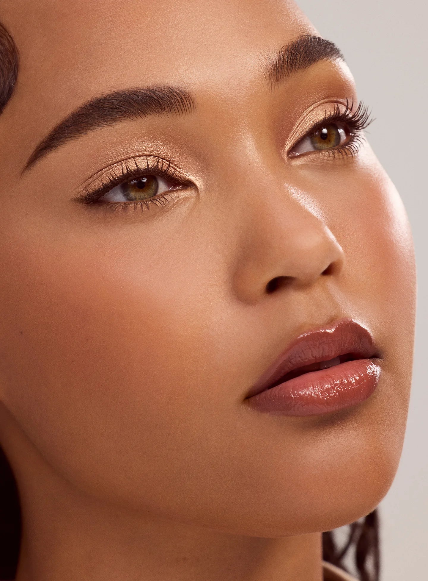 RARE BEAUTY | PALETA DE SOMBRAS NEUTRAS