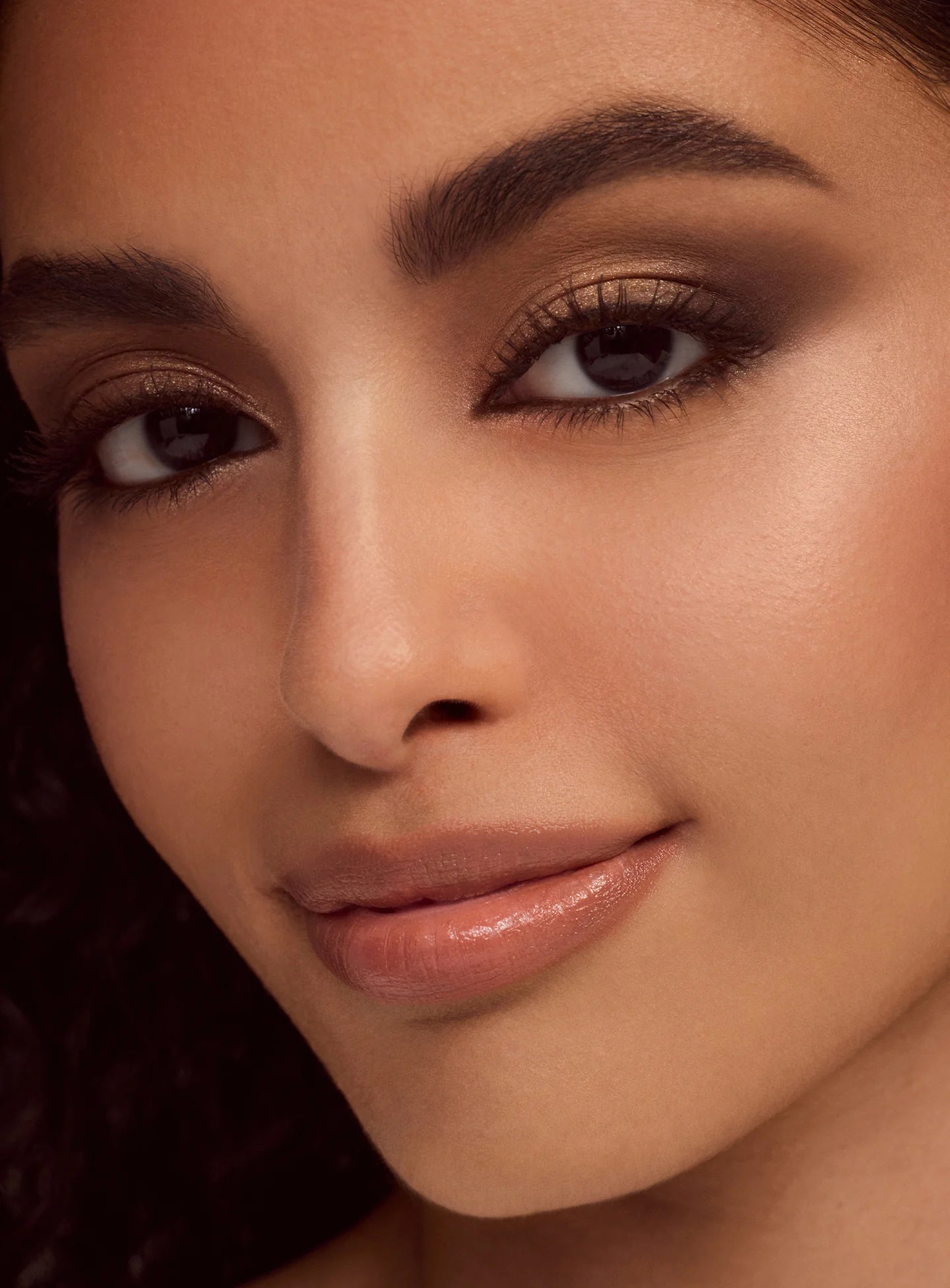 RARE BEAUTY | PALETA DE SOMBRAS NEUTRAS