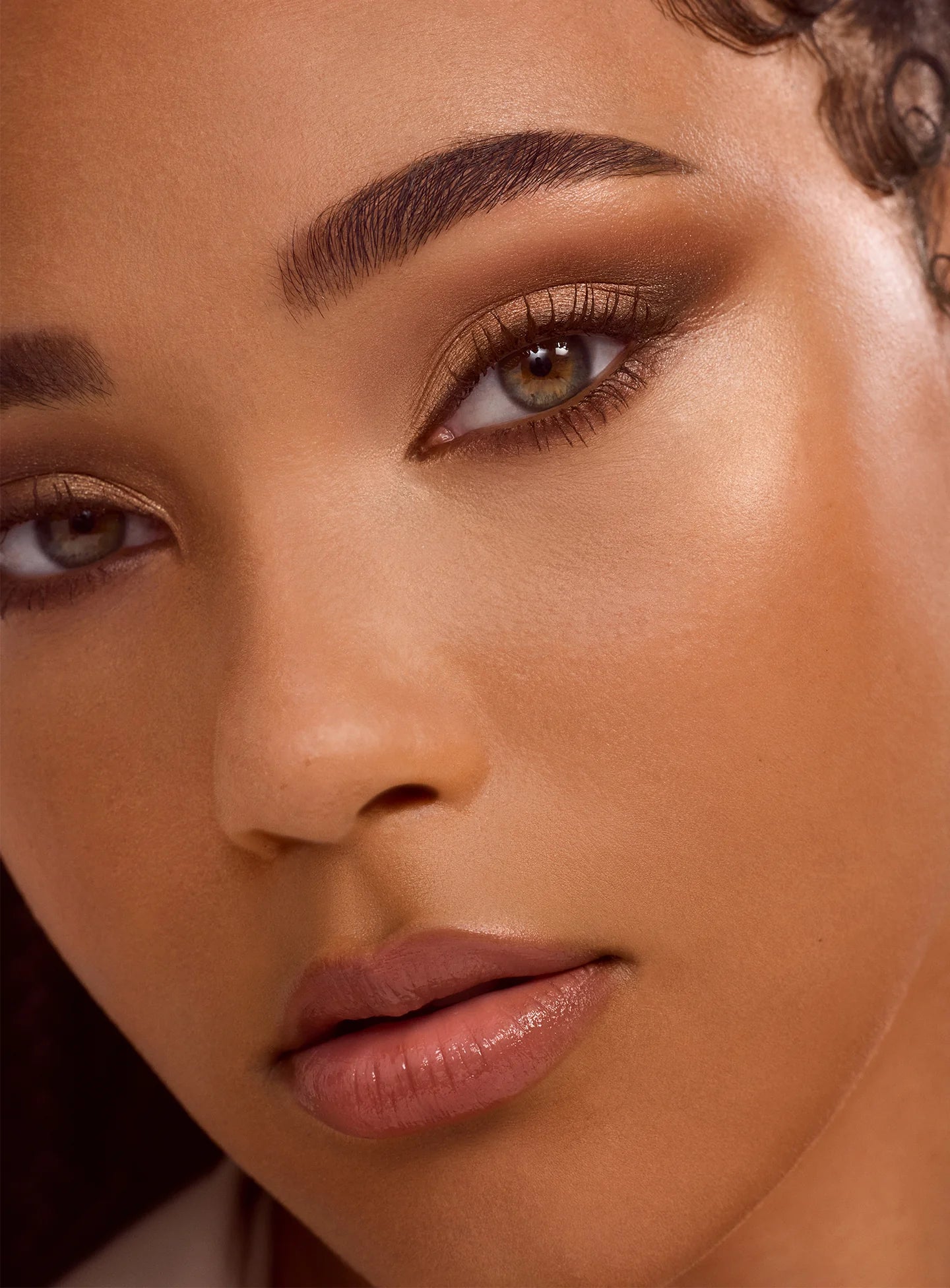 RARE BEAUTY | PALETA DE SOMBRAS NEUTRAS